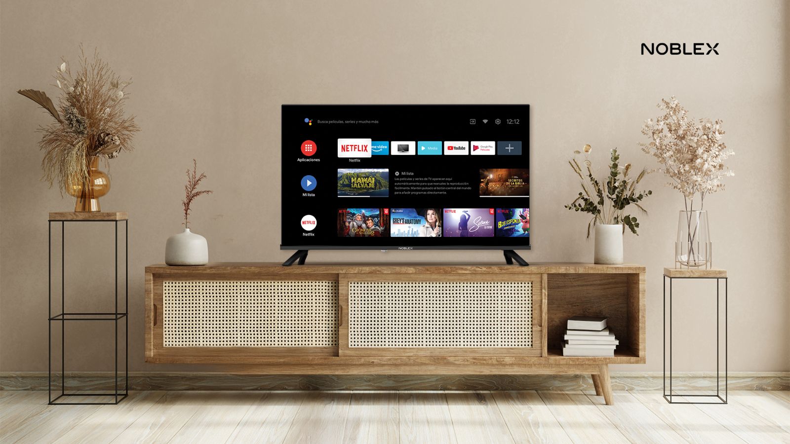 Smart TV X7 Series - 32" Lifestyle
