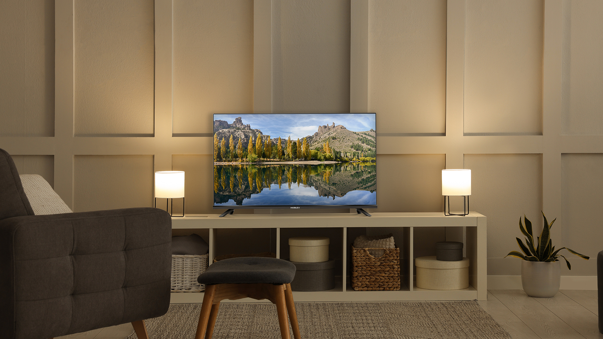 Smart TV X7 Series - 32" Lifestyle